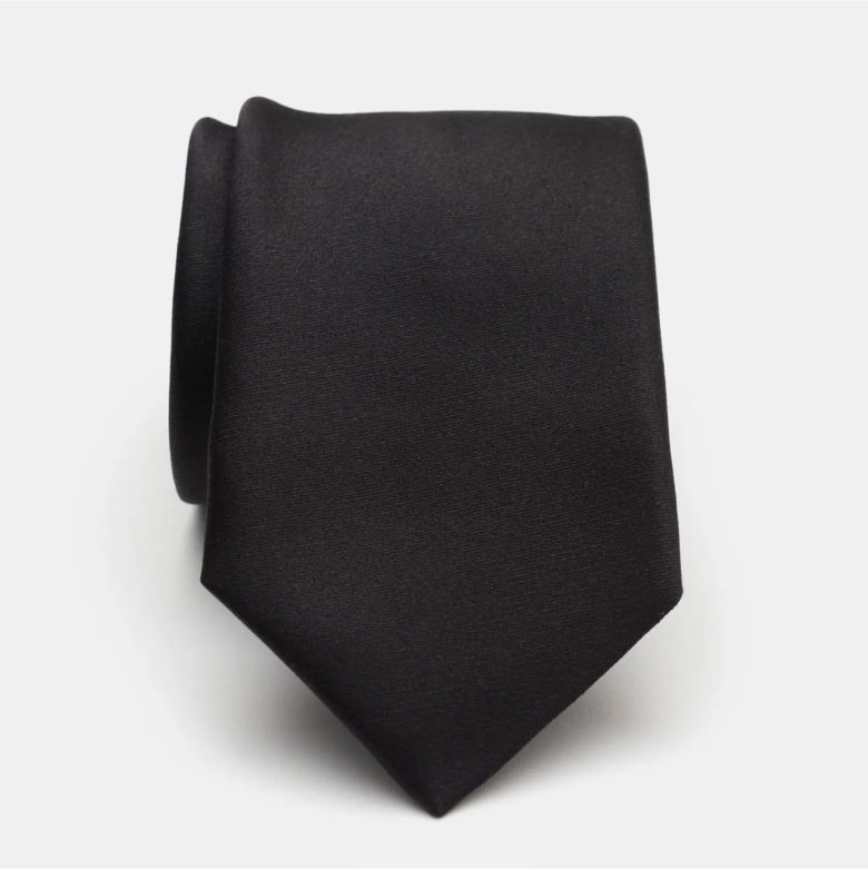 Eingerollte Seidenkrawatte in schwarz