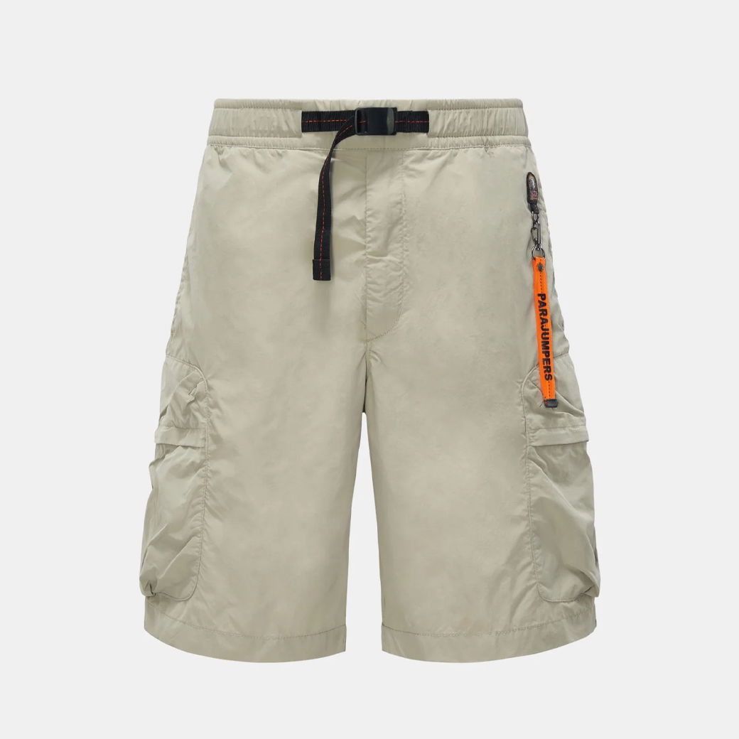 Beige Herren Cargo-Shorts mit elastischem Bund, schwarzem Gürtel, seitlichen Taschen und orangem Parajumpers Schlüsselanhänger. Beige Herren Cargo-Shorts mit elastischem Bund, schwarzem Gürtel, seitlichen Taschen und orangem Parajumpers Schlüsselanhänger.