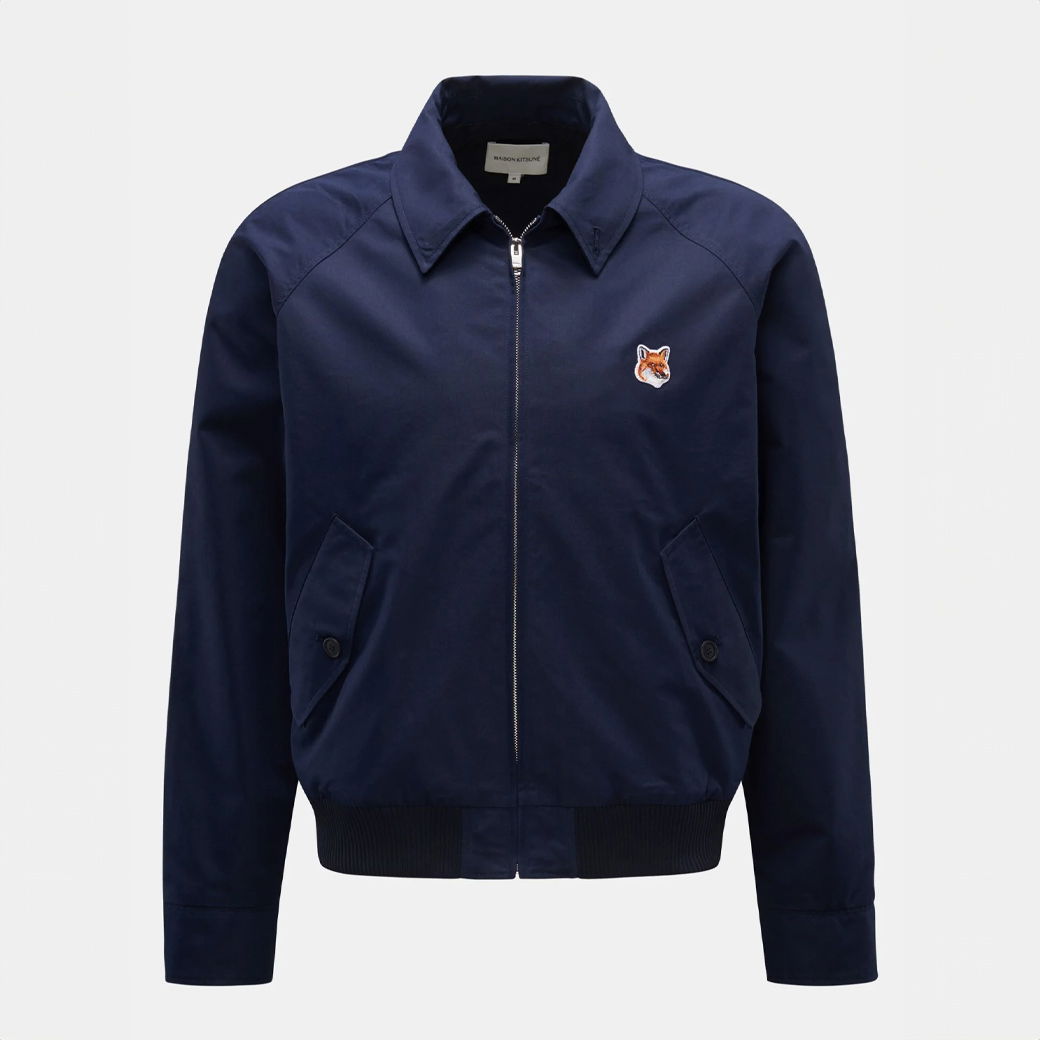 Dunkelblauer Herren-Blouson mit Reißverschluss, zwei Seitentaschen, gesticktem Fuchs-Logo auf der Brust und Kragen. Dunkelblauer Herren-Blouson mit Reißverschluss, zwei Seitentaschen, gesticktem Fuchs-Logo auf der Brust und Kragen.