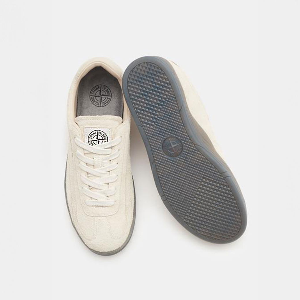 Beige Herren-Sneaker aus rauem Veloursleder, eine Schuhsohle schwarz mit Struktur, Stone Island Logo auf Zunge und Innensohle. Beige Herren-Sneaker aus rauem Veloursleder, eine Schuhsohle schwarz mit Struktur, Stone Island Logo auf Zunge und Innensohle.