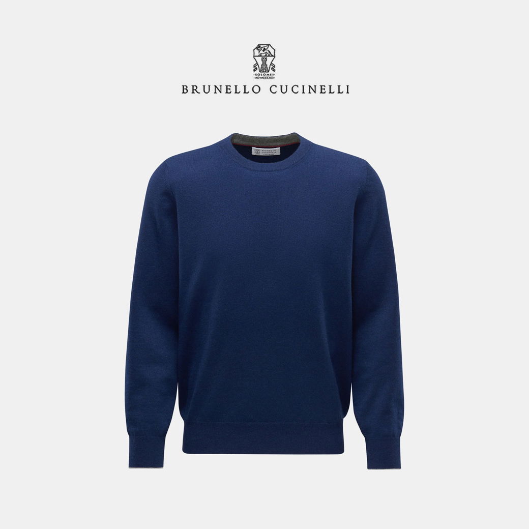 Dunkelblauer Rundhalspullover von Brunello Cucinelli, schlicht, langärmlig, mit feinem Strick und gerippten Bündchen.