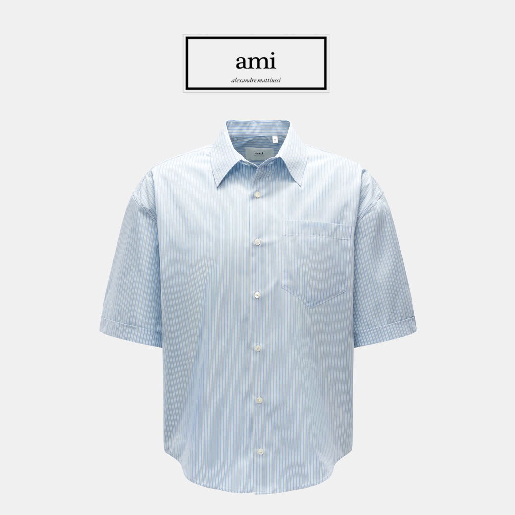 Hellblaues Herren-Kurzarmhemd mit dünnen weißen Streifen, Brusttasche und Knopfleiste, freistehend vor weißem Hintergrund. Hellblaues Herren-Kurzarmhemd mit dünnen weißen Streifen, Brusttasche und Knopfleiste, freistehend vor weißem Hintergrund.