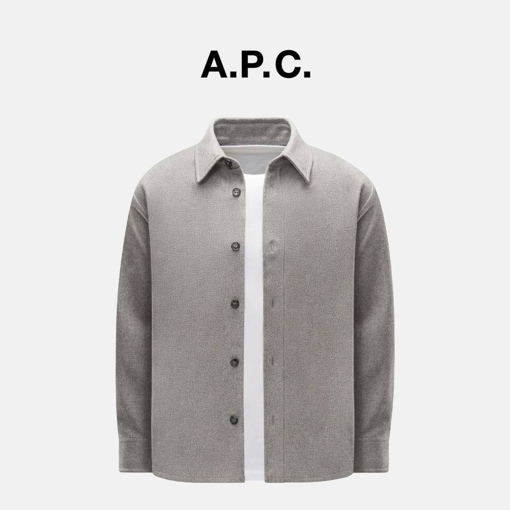 Grau meliertes Herren-Overshirt mit Kragen und schwarzen Knöpfen, teilweise offen über weißem T-Shirt, A.P.C. Schriftzug oben. Grau meliertes Herren-Overshirt mit Kragen und schwarzen Knöpfen, teilweise offen über weißem T-Shirt, A.P.C. Schriftzug oben.