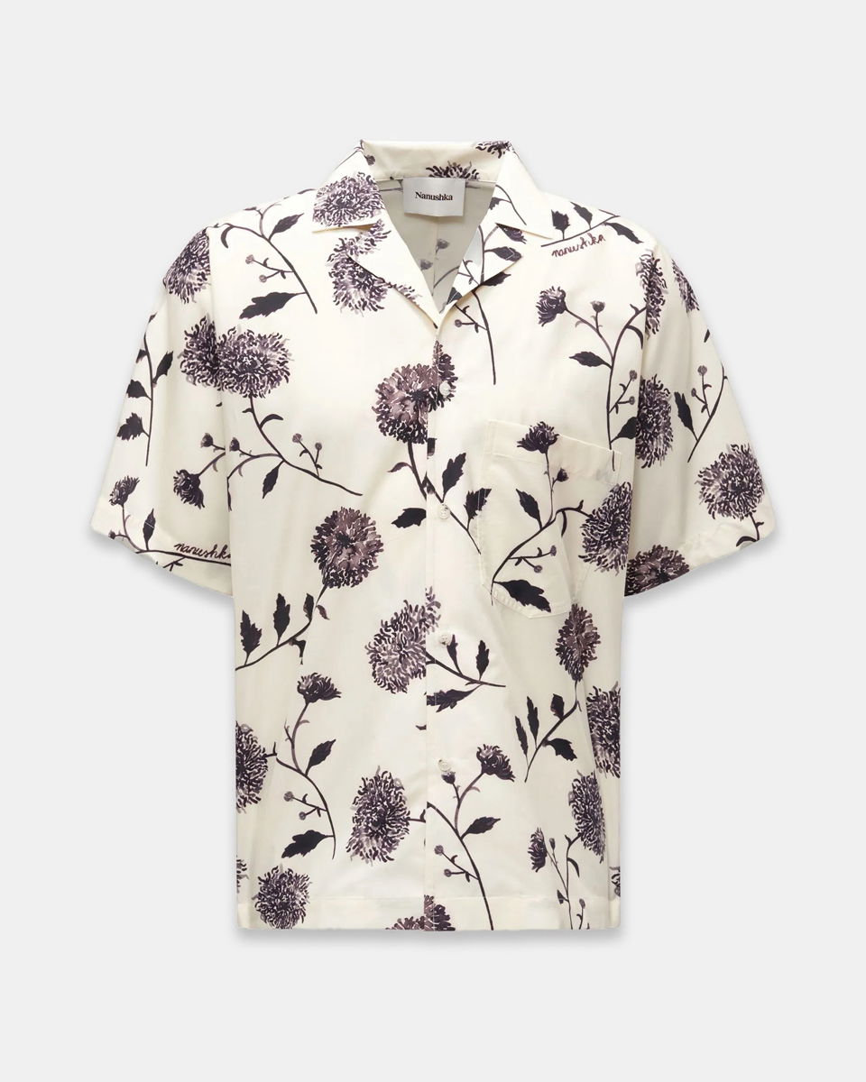 Weiß-braunes Herren-Kurzarmhemd mit floralem Muster, Knopfleiste und Brusttasche, freizeitorientiert und leicht.