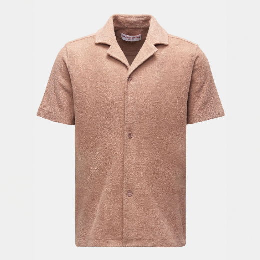 Hellbraunes Frottee-Kurzarmhemd mit kubanischem Kragen und zwei Knöpfen, schlichte und weiche Textur. Hellbraunes Frottee-Kurzarmhemd mit kubanischem Kragen und zwei Knöpfen, schlichte und weiche Textur.