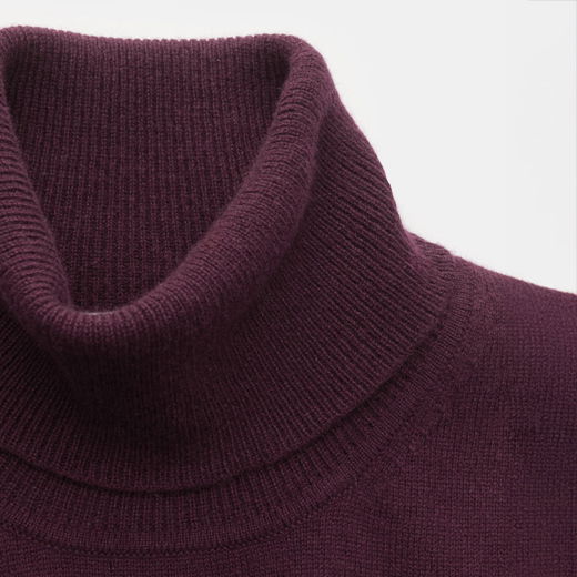 Gerippter Rollkragenpullover für Herren in Bordeauxrot, Nahaufnahme des Kragens und Ausschnitts, weiche Strickstruktur. Gerippter Rollkragenpullover für Herren in Bordeauxrot, Nahaufnahme des Kragens und Ausschnitts, weiche Strickstruktur.