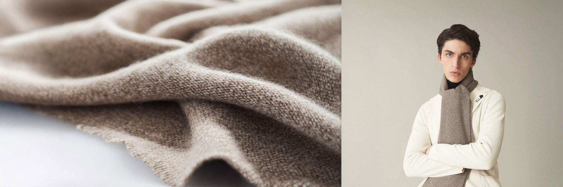 Beiger Strickschal in Nahaufnahme und Mann mit cremefarbenem Strickblazer und beigem Schal vor hellem Hintergrund. Beiger Strickschal in Nahaufnahme und Mann mit cremefarbenem Strickblazer und beigem Schal vor hellem Hintergrund.