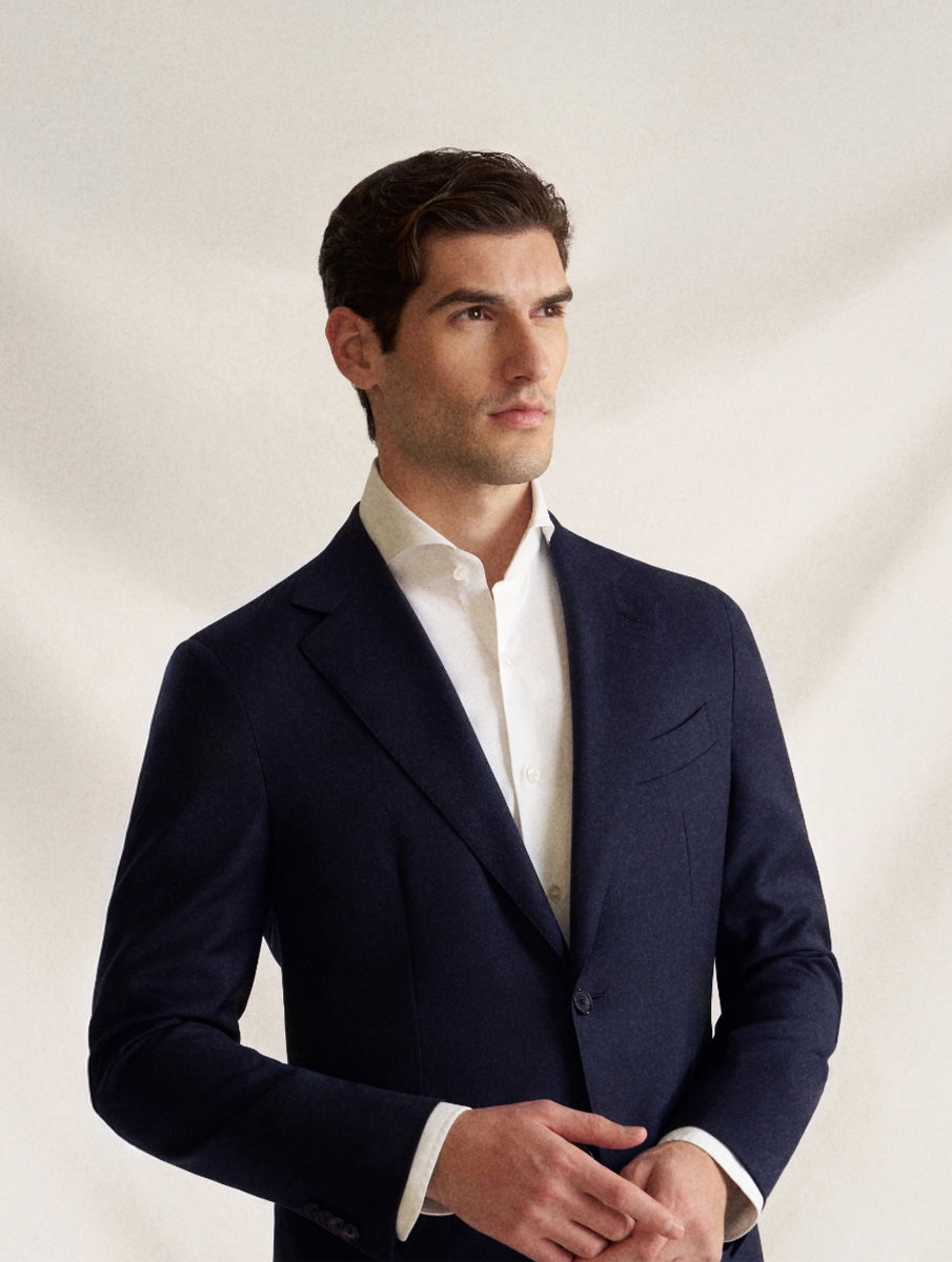 Welches Hemd passt zum blauen Anzug?