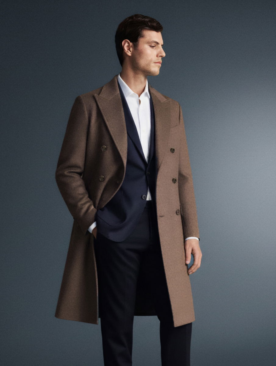 Blaue Chino kombinieren