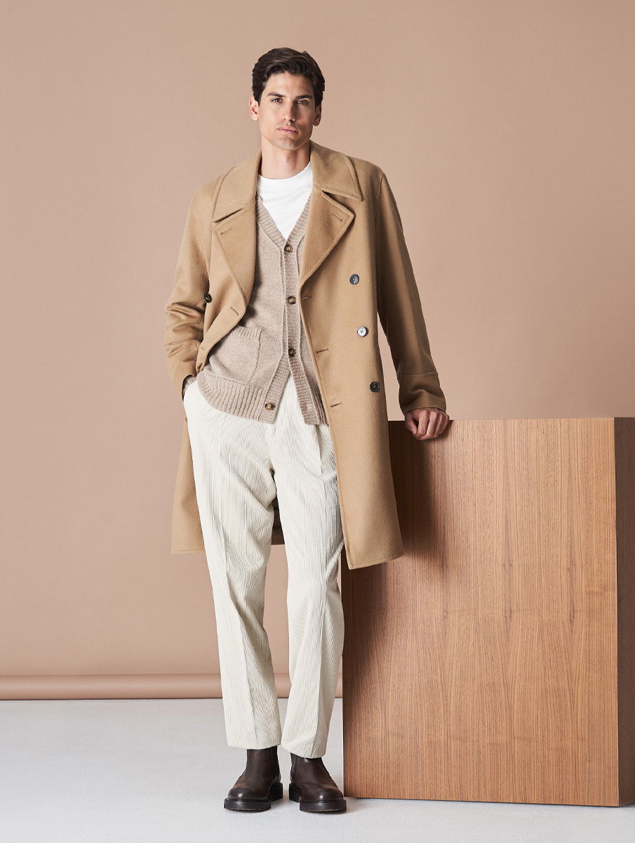 Die beige Hose für Herren kombinieren