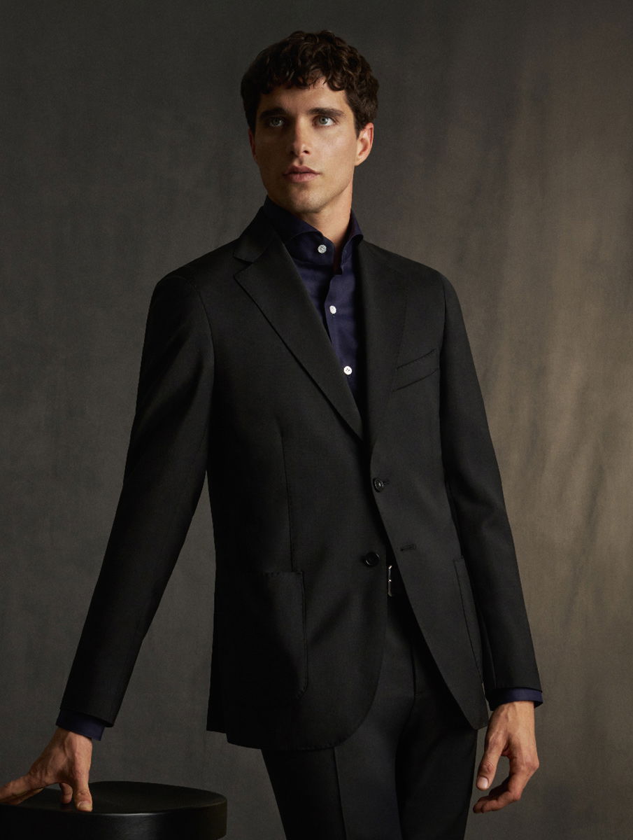 Welches Hemd passt zum schwarzen Anzug?