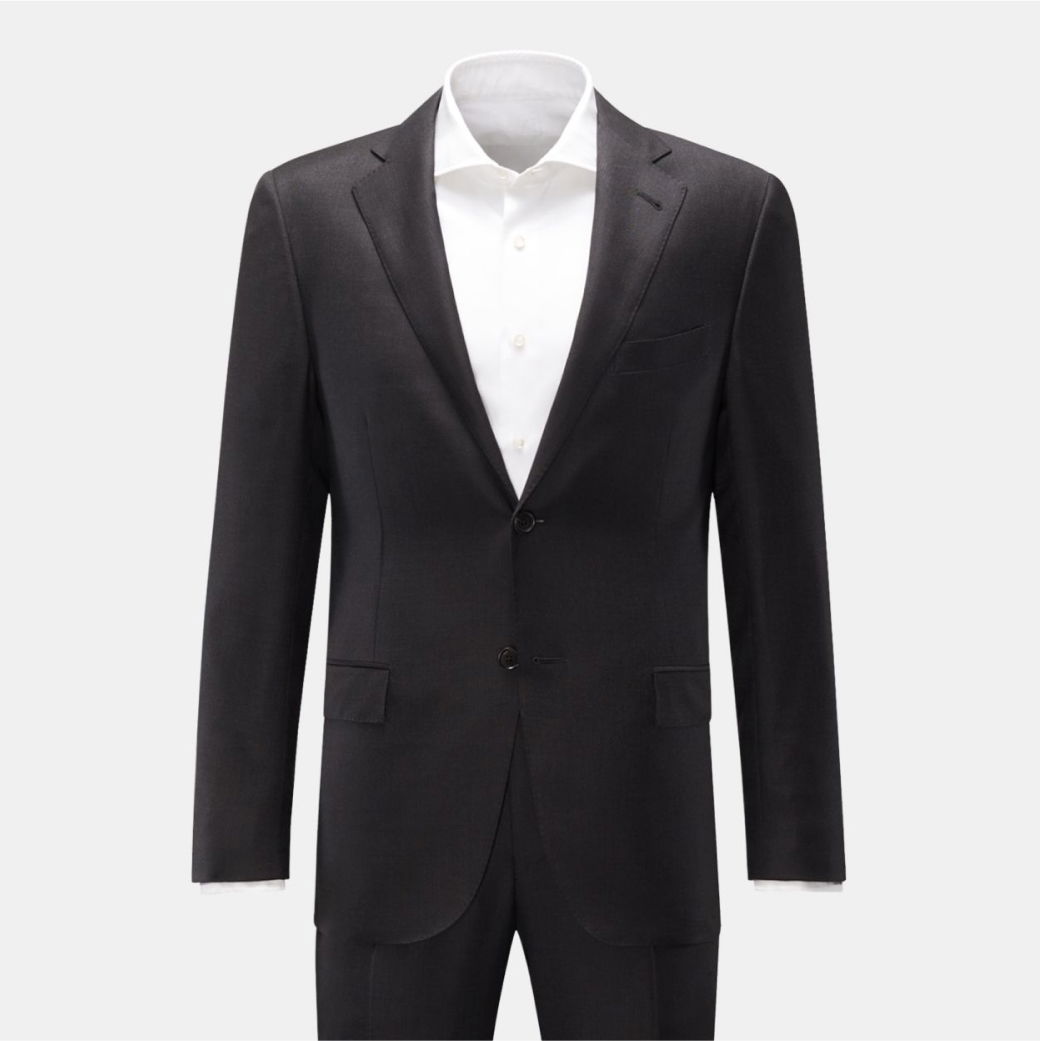 Anschnitt eines Herren-Anzugs in Schwarz mit weißem Business-Hemd kombiniert Anschnitt eines Herren-Anzugs in Schwarz mit weißem Business-Hemd kombiniert