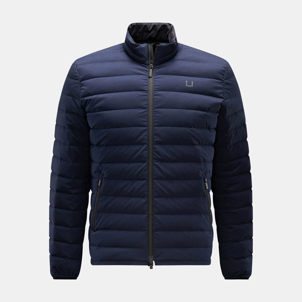 Dunkelblaue Herren-Daunenjacke mit Stehkragen, schwarzem Reißverschluss und Logo auf der linken Brustseite.