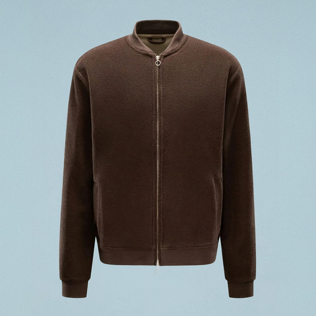 Herren-Fleece-Blouson in Dunkelbraun mit Stehkragen, durchgehendem Reißverschluss und zwei seitlichen Eingrifftaschen. Herren-Fleece-Blouson in Dunkelbraun mit Stehkragen, durchgehendem Reißverschluss und zwei seitlichen Eingrifftaschen.