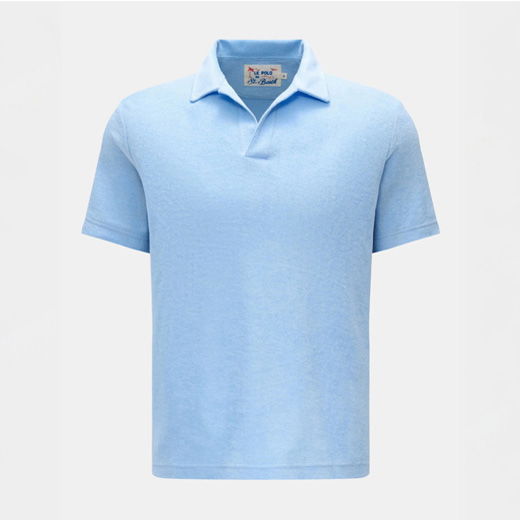 Hellblaues Herren-Frottee-Poloshirt mit offenem Kragen, kurzen Ärmeln, schlichtem Design und Frontansicht vor weißem Hintergrund.