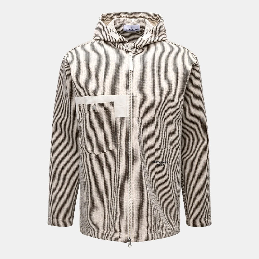 Beige-navy gestreifte Herrenjacke mit Kapuze, Frontreißverschluss, Brusttasche und kleinem schwarzen Logo auf der Vorderseite.
