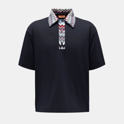 Dunkelblaues Herren-Jersey-Poloshirt mit kurzarm, gemustertem Zickzack-Kragen und Knopfleiste in Weiß, Rot und Blau.