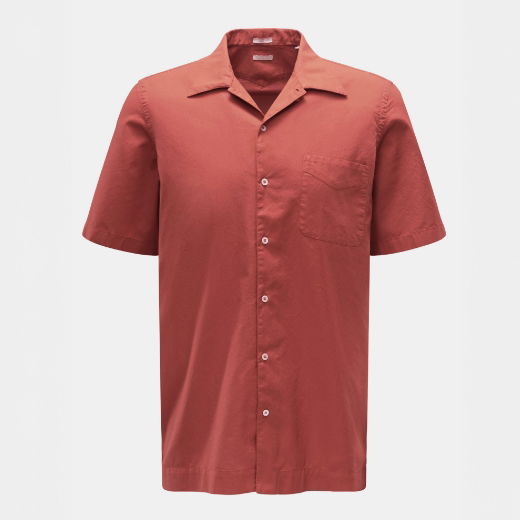 Herren-Kurzarmhemd in rotbraun mit kubanischem Kragen und Brusttasche, Frontknopfleiste, glatte Baumwolloptik. Herren-Kurzarmhemd in rotbraun mit kubanischem Kragen und Brusttasche, Frontknopfleiste, glatte Baumwolloptik.