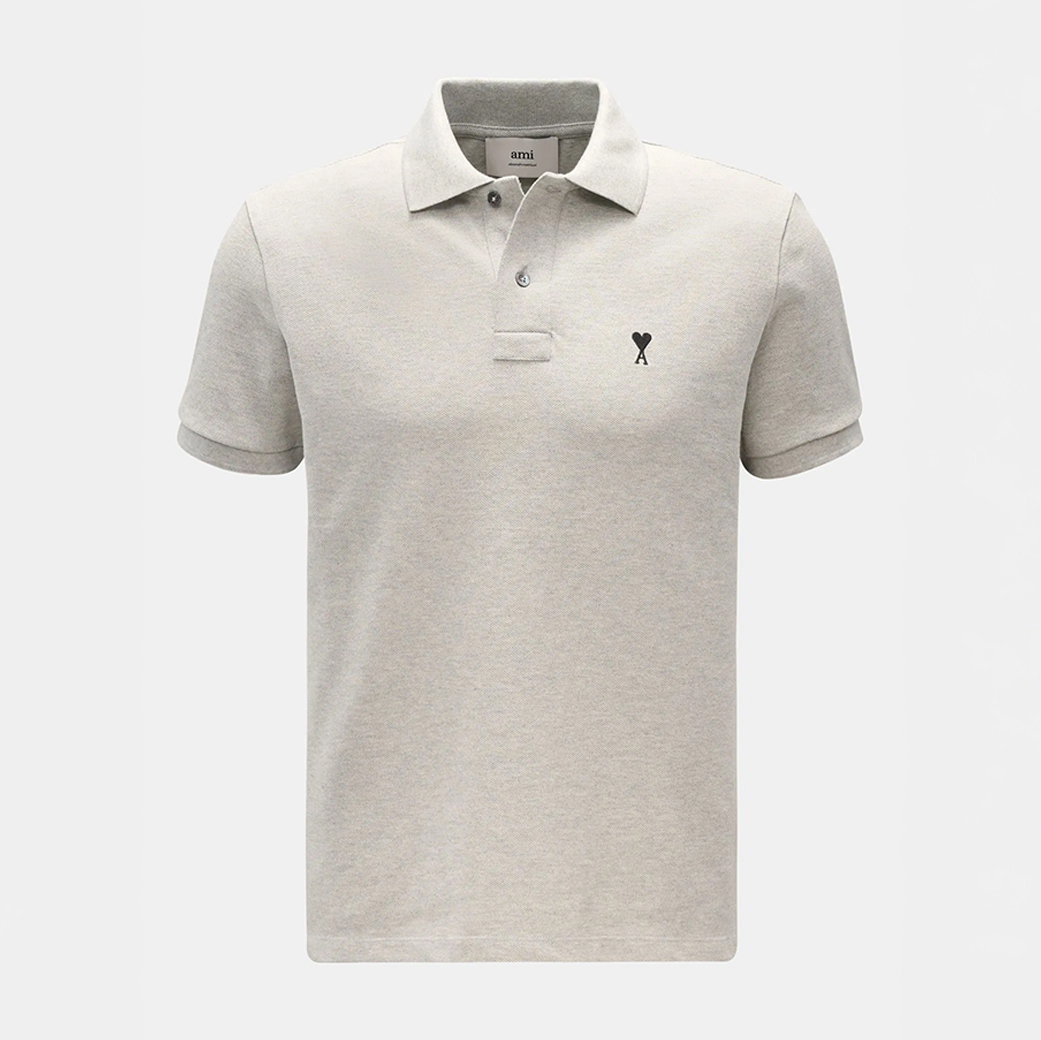 Hellgraues Herren-Poloshirt mit kurzem Arm, Knopfleiste und kleinem schwarzem Herz-Logo auf der linken Brustseite.