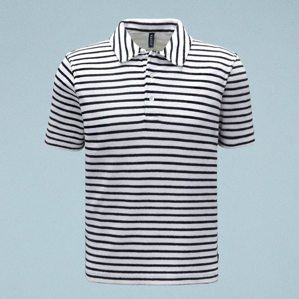 Herren-Poloshirt weiß mit schwarzen horizontalen Streifen, kurzer Arm, Knopfleiste, vor hellblauem Hintergrund. Herren-Poloshirt weiß mit schwarzen horizontalen Streifen, kurzer Arm, Knopfleiste, vor hellblauem Hintergrund.