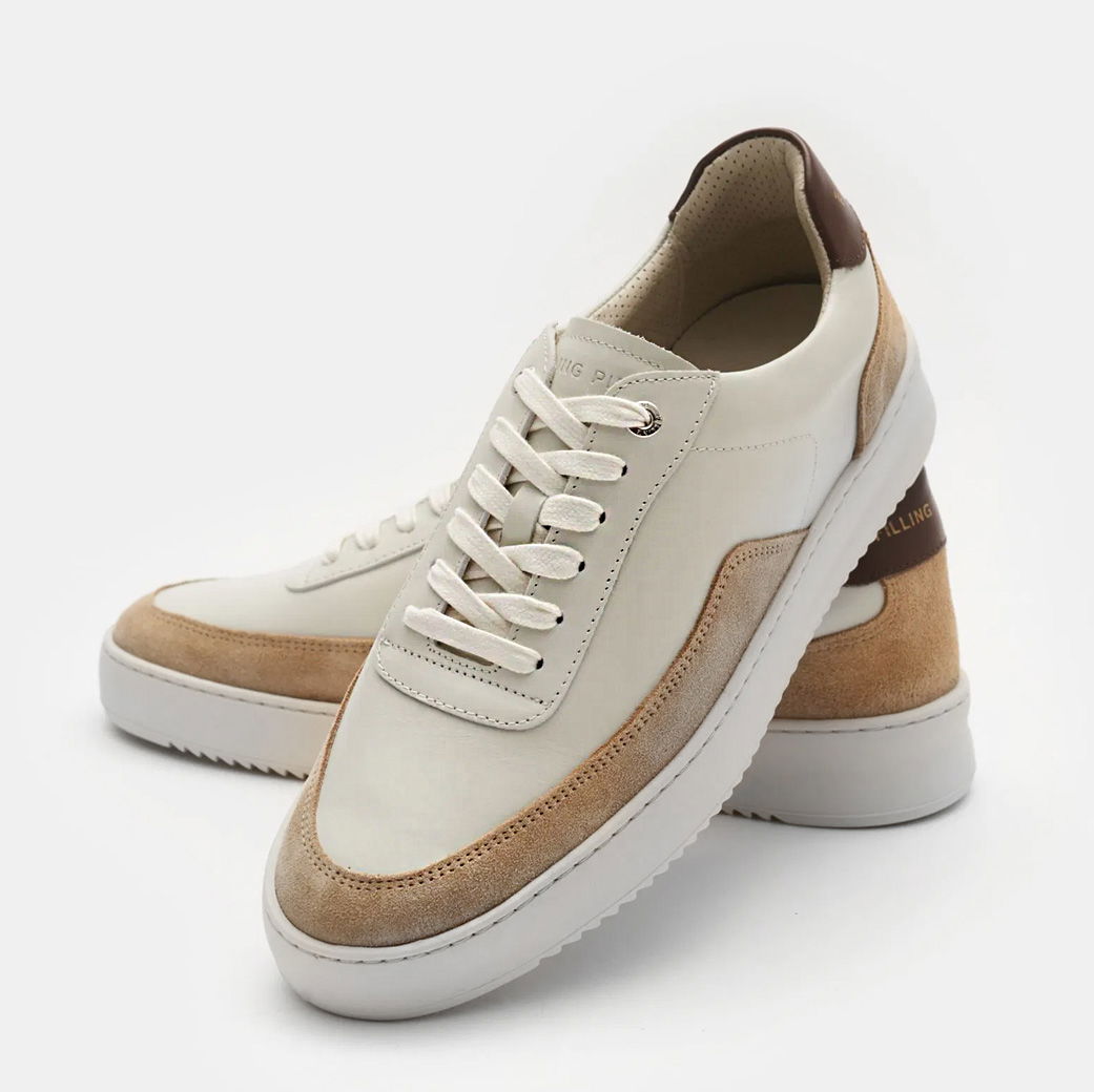 Herren-Sneaker aus weißem Leder mit beigefarbenem Veloursleder, braunem Fersenbereich und weißer Gummisohle. Herren-Sneaker aus weißem Leder mit beigefarbenem Veloursleder, braunem Fersenbereich und weißer Gummisohle.