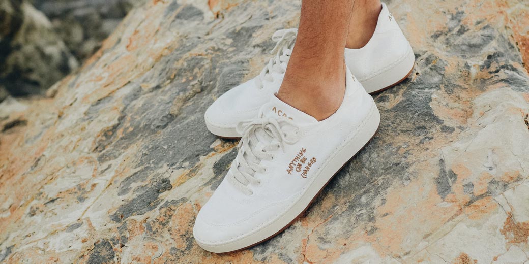 Anschnitt getragener Sneaker für Herren in Weiß mit kontrastierendem Stitching Anschnitt getragener Sneaker für Herren in Weiß mit kontrastierendem Stitching