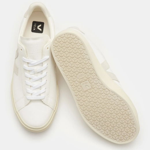 Freistehende weiße Sneaker für Herren