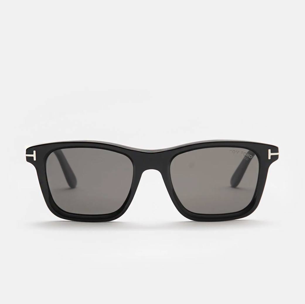 Schwarze Herren-Sonnenbrille mit rechteckigen, dunklen Gläsern und silbernem T-Logo an den Bügelenden.