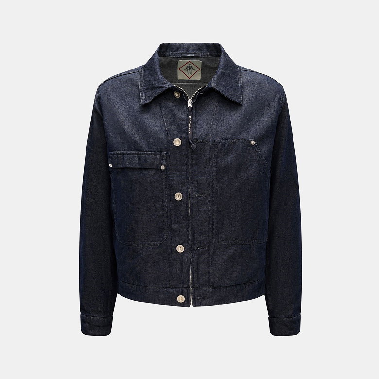 Dunkelblaue Herrenjeansjacke aus Denim mit hellem Knopfverschluss, zwei Brusttaschen und klassischem Kragen.