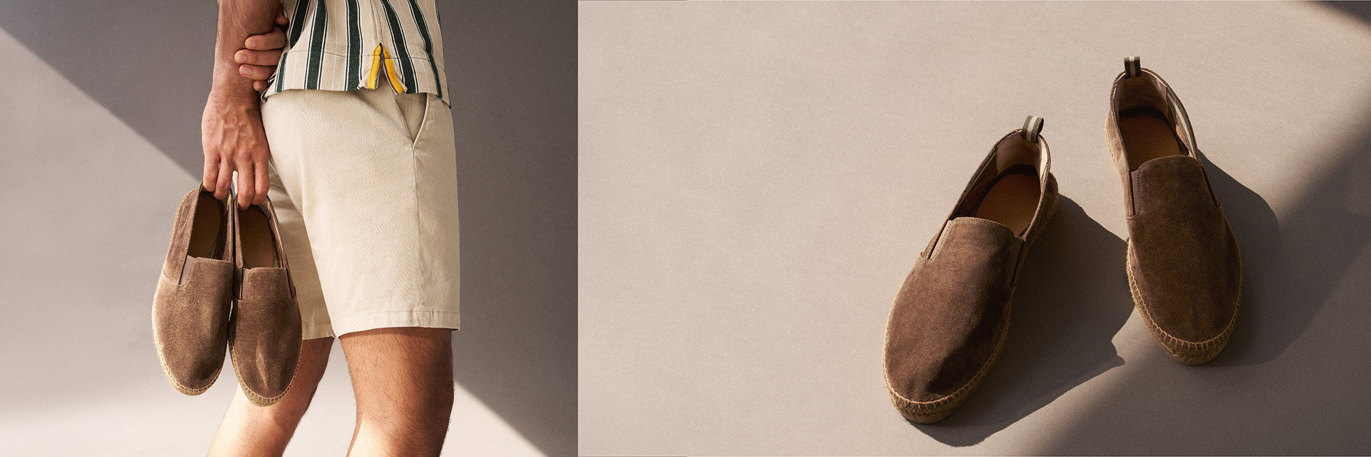 Braune Espadrilles aus Wildleder, links von einem Mann in Shorts in der Hand gehalten, rechts paarweise auf hellem Untergrund liegend. Braune Espadrilles aus Wildleder, links von einem Mann in Shorts in der Hand gehalten, rechts paarweise auf hellem Untergrund liegend.
