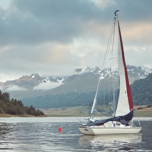 Moodbild eines Segelschiffs vor einer Berglandschaft
