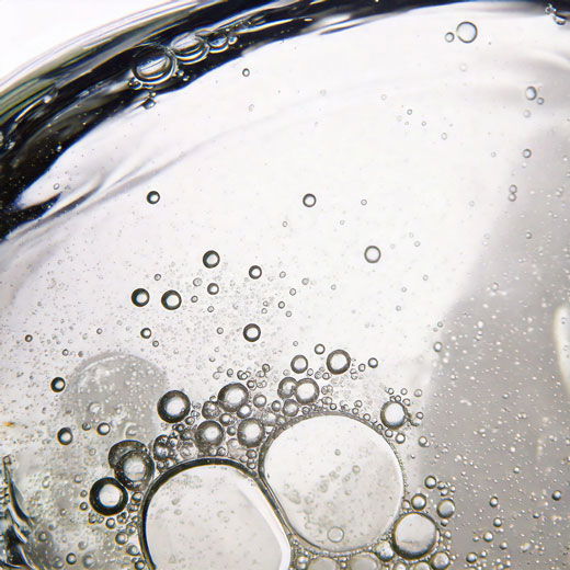 Nahaufnahme von Wasser mit Fettaugen