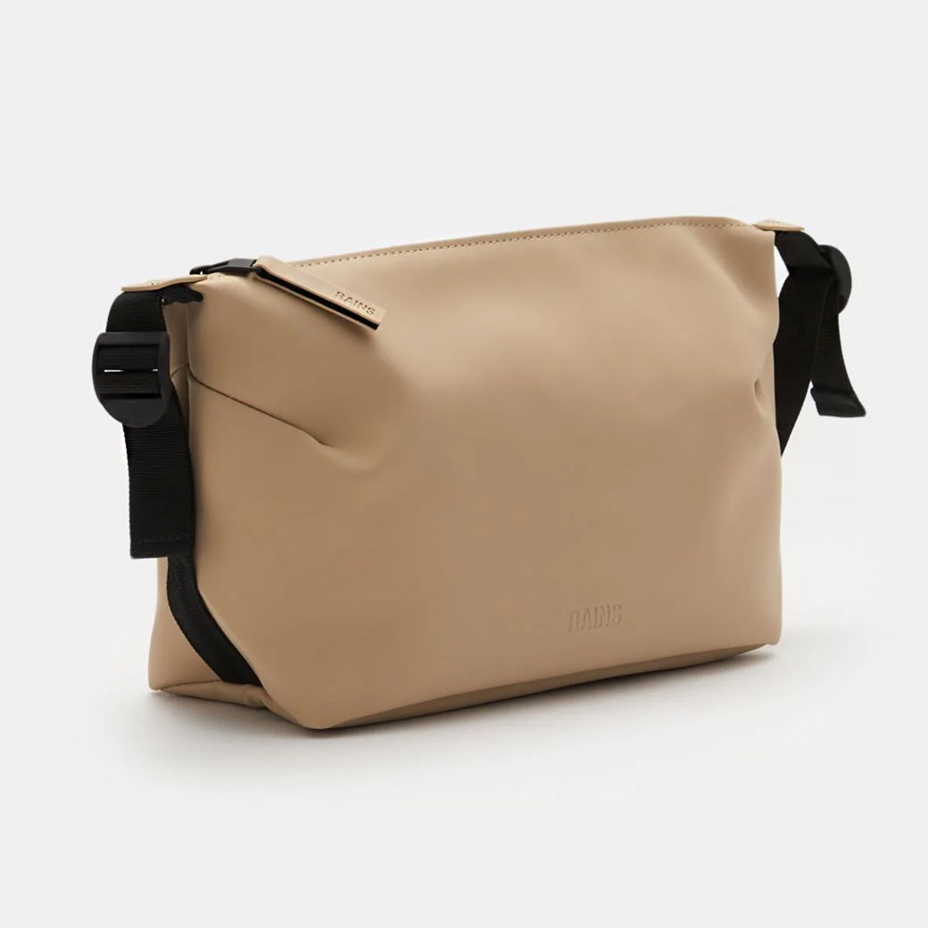 Beige Necessaire für Herren mit schwarzem verstellbarem Tragegurt, Reißverschluss und minimalistischer RAINS-Prägung.