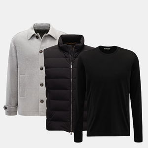 Hellgraues Overshirt, schwarze gesteppte Weste mit Reißverschluss und schwarzer Rundhalspullover, frontal angeordnet. Hellgraues Overshirt, schwarze gesteppte Weste mit Reißverschluss und schwarzer Rundhalspullover, frontal angeordnet.