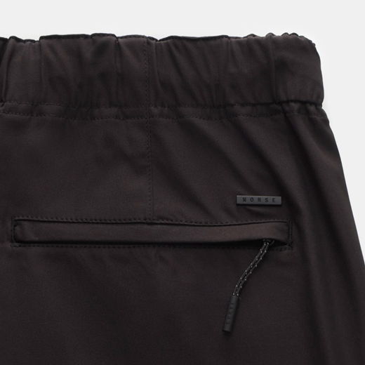 Herren-Joggpants schwarz, Rückansicht des elastischen Hosenbunds mit Reißverschlusstasche und Norse-Logo am Bund.