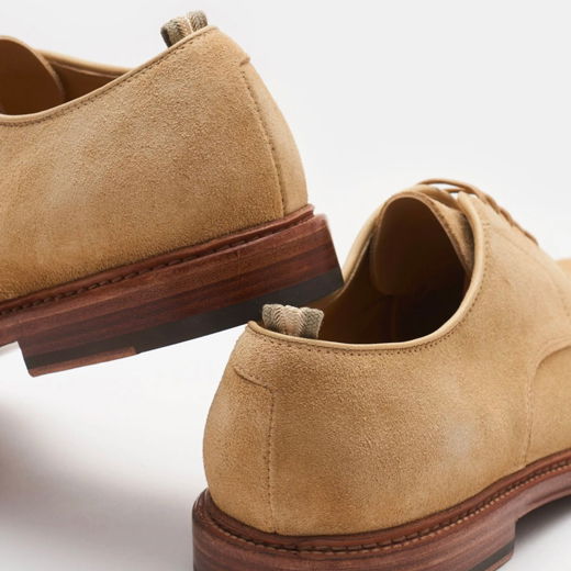 Beige Veloursleder Herrenschnürschuhe mit brauner Ledersohle, Detailansicht der Rückansicht und Seitenansicht. Beige Veloursleder Herrenschnürschuhe mit brauner Ledersohle, Detailansicht der Rückansicht und Seitenansicht.