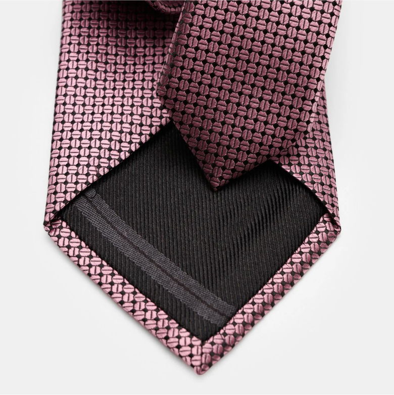 Rückansicht einer Seidenkrawatte mit pink-schwarzem geometrischem Muster und schwarzer Innenfutter-Naht, Nahaufnahme.