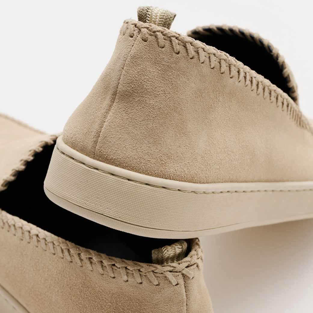Beige Veloursleder Slipper für Herren, Nahaufnahme der Rückansicht mit sichtbarer Naht und heller Gummisohle.