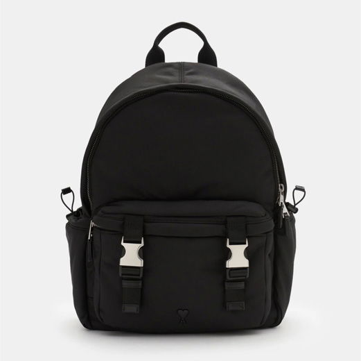 Schwarzer Herrenrucksack mit großer Fronttasche, silbernen Steckschnallen, seitlichen Taschen und Tragegriff oben. Schwarzer Herrenrucksack mit großer Fronttasche, silbernen Steckschnallen, seitlichen Taschen und Tragegriff oben.