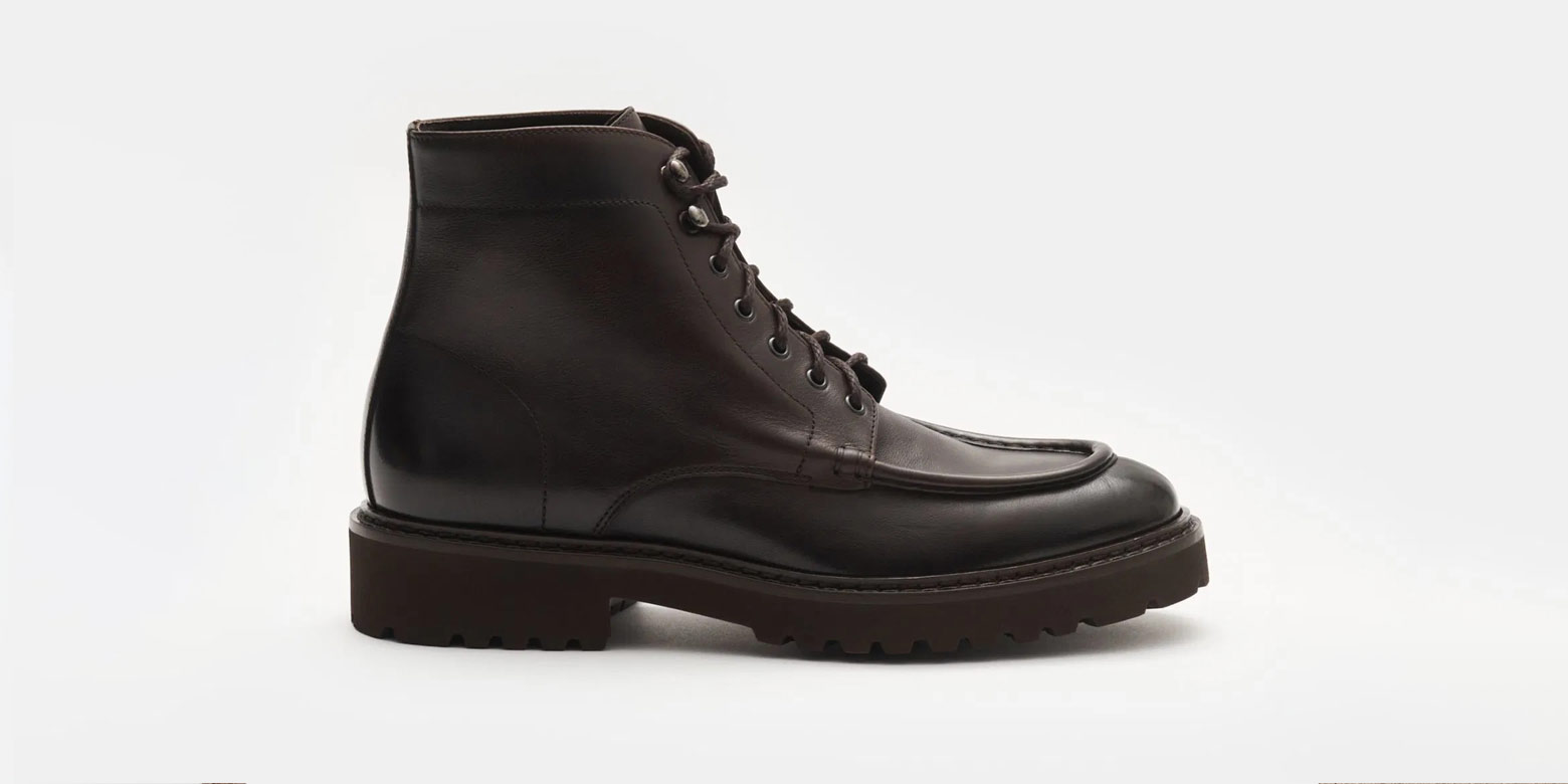 Seitenansicht eines dunkelbraunen Herren-Schnürboots aus Leder mit rundem Zehenbereich und profilierter Gummisohle.