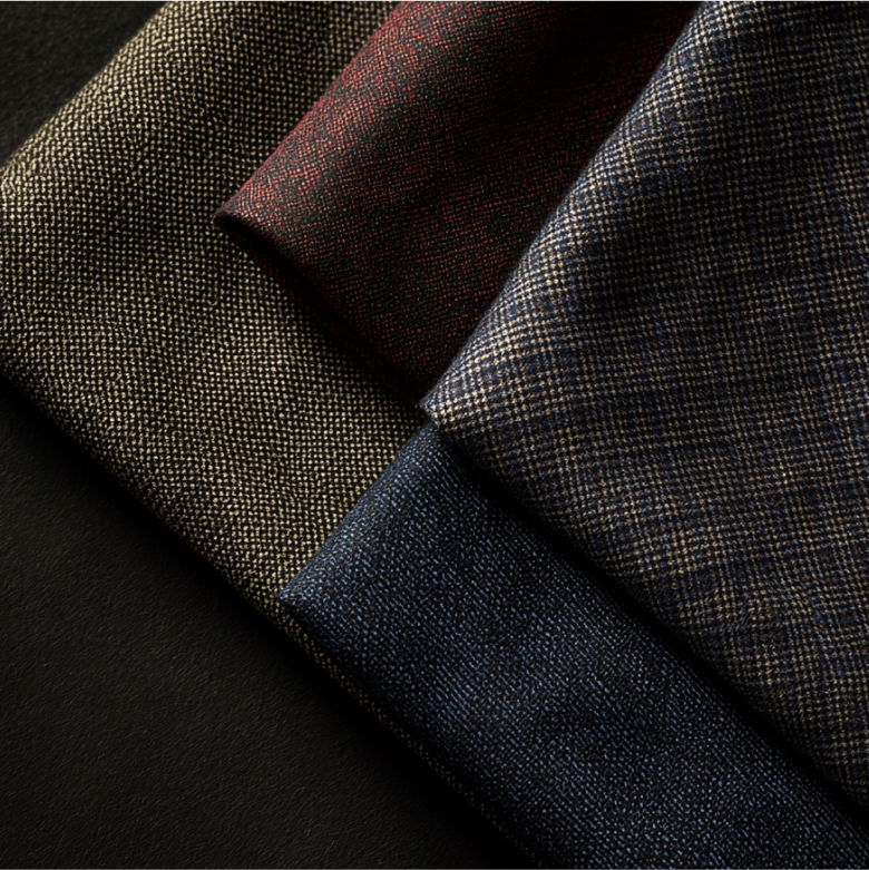 Sorgfältig gelegte Stoffproben in Beige, Rot, Dunkelblau mit markanten, feinen Webstrukturen und verschiedenen Mustern. Sorgfältig gelegte Stoffproben in Beige, Rot, Dunkelblau mit markanten, feinen Webstrukturen und verschiedenen Mustern.