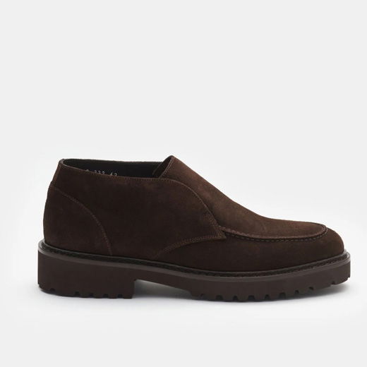 Dunkelbrauner Herren-Chukka-Boot aus Veloursleder mit robuster Profilsohle, seitliche Naht und schlichtem Design auf weißem Hintergrund.