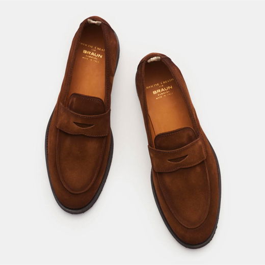 Braune Herren-Penny-Loafer aus Veloursleder, von oben fotografiert, mit schwarzer Sohle und braunem Innenfutter.