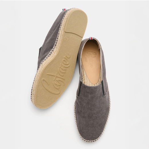 Dunkelgraue Wildleder-Espadrilles für Herren, Ansicht von oben und Sohle, mit charakteristischer Bastsohle und elastischen Einsätzen.