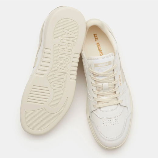 Weiß-beige Herren-Sneaker von Axel Arigato, eine Schuhansicht von oben, mit sichtbarer Sohle und Schnürsenkeln.