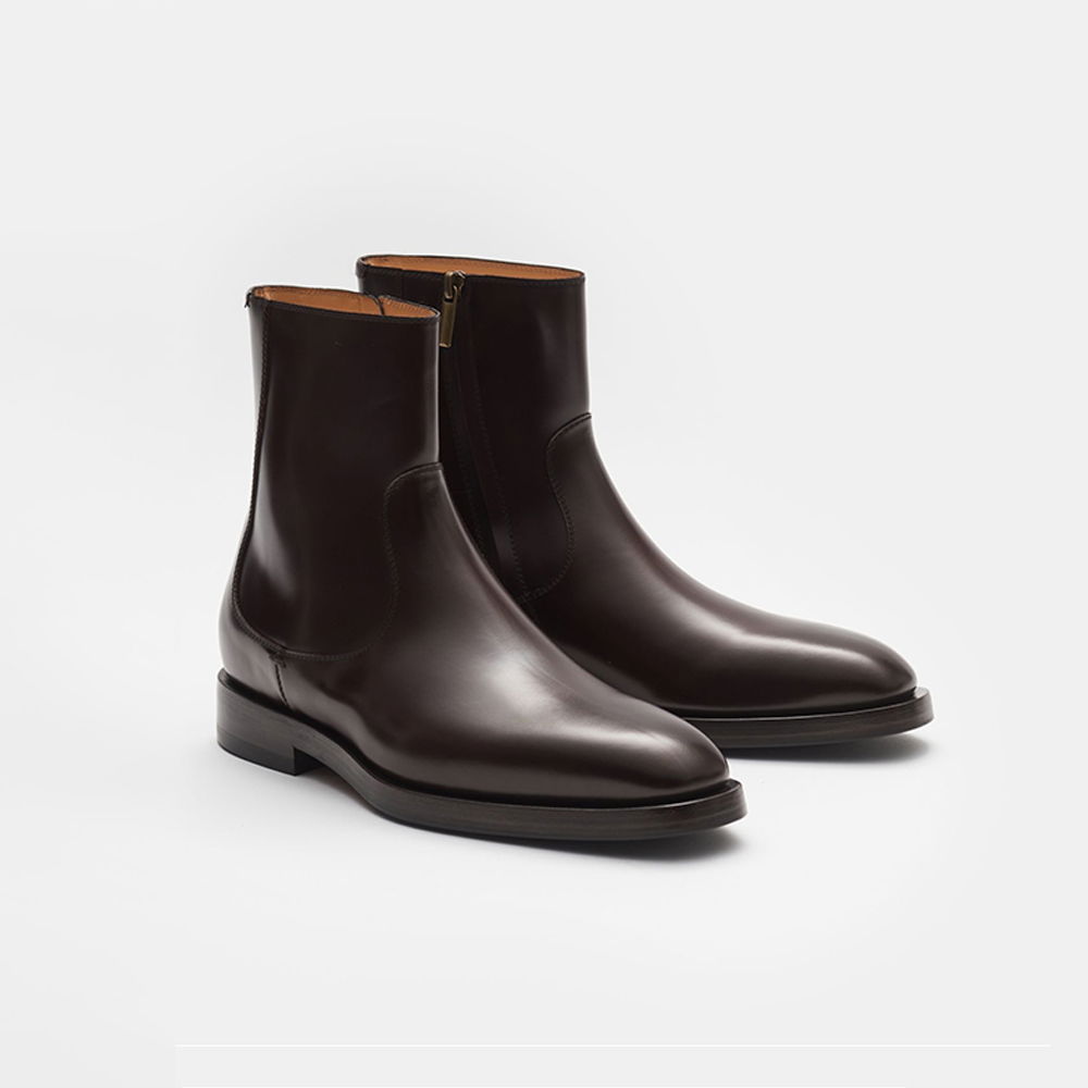 Braune Herren-Boots aus poliertem Glattleder, seitlich mit Reißverschluss, eleganter schlichter Stil, glatte Oberfläche. Braune Herren-Boots aus poliertem Glattleder, seitlich mit Reißverschluss, eleganter schlichter Stil, glatte Oberfläche.