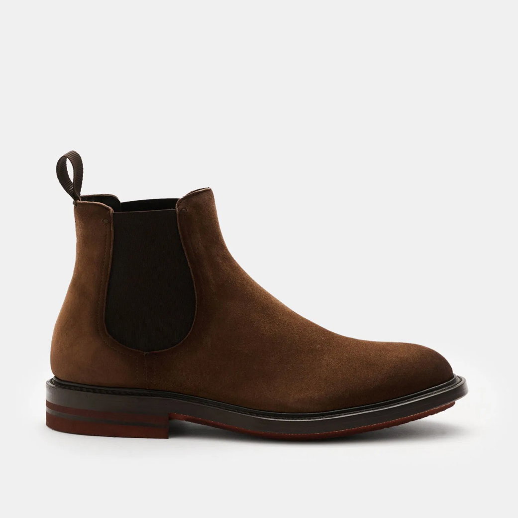 Brauner Chelsea-Boot für Herren aus Veloursleder mit elastischem Einsatz und Lederlaufsohle, Seitenansicht.
