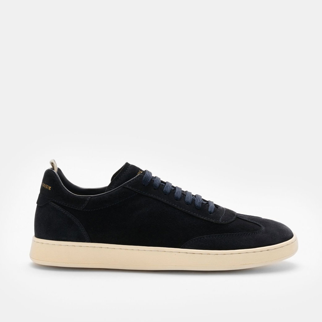 Herren Sneaker aus navyblauem Veloursleder mit cremefarbener Gummisohle und dunkelblauen Schnürsenkeln, Seitenansicht.