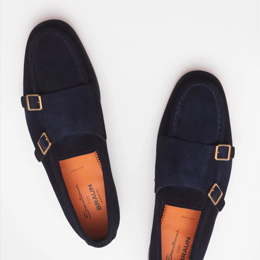 Dunkelblaue Herren-Doppelmonk-Schuhe aus Wildleder mit goldfarbenen Schnallen, von oben fotografiert auf weißem Hintergrund.