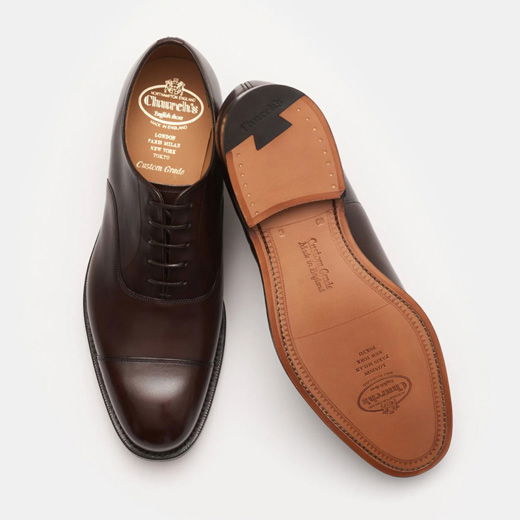 Braune Herrenschnürer aus Leder, eine Ansicht von oben, die andere zeigt die Ledersohle mit Logo und Nieten.